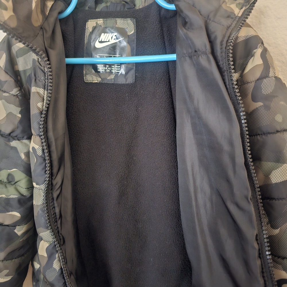 Nike Green and Black Puffer Jacket Water-Resistant Insulation - Picture 4 of 7